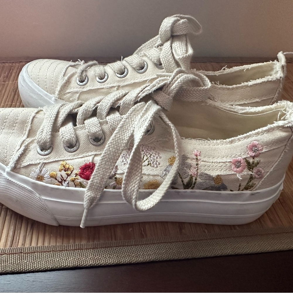 Floral Embroidered Canvas Sneakers - Cream